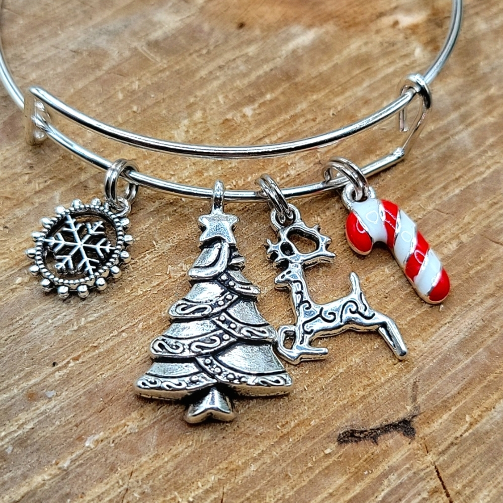 Cute holiday charm bracelet set